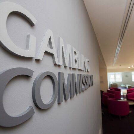 Gambling Commission do Reino Unido multa empresa por falhas em combate à lavagem de dinheiro e jogo responsável